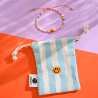 Perlenarmband orange/rosa smile mit Makrameeverschluss und Säckchen in hellblau/weiss